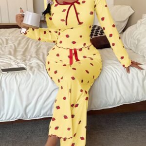 راحة فاخرة بلمسة أنيقة: طقم بيجامة الفراولة الجديد!