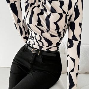 أناقة الدفء: بلوزة الياقة العالية بنقوش هندسية متفردة