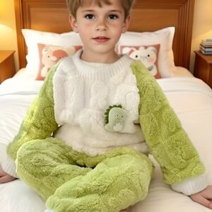 פיג'מת דינוזאור מקטיפה: חמימות וכיף לגיבורי החורף הקטנים!