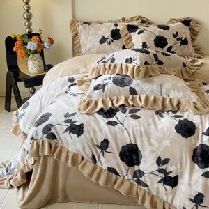 ملاذ الدفء المخملي: طقم سرير ملكي بنقوش زهرية ساحرة