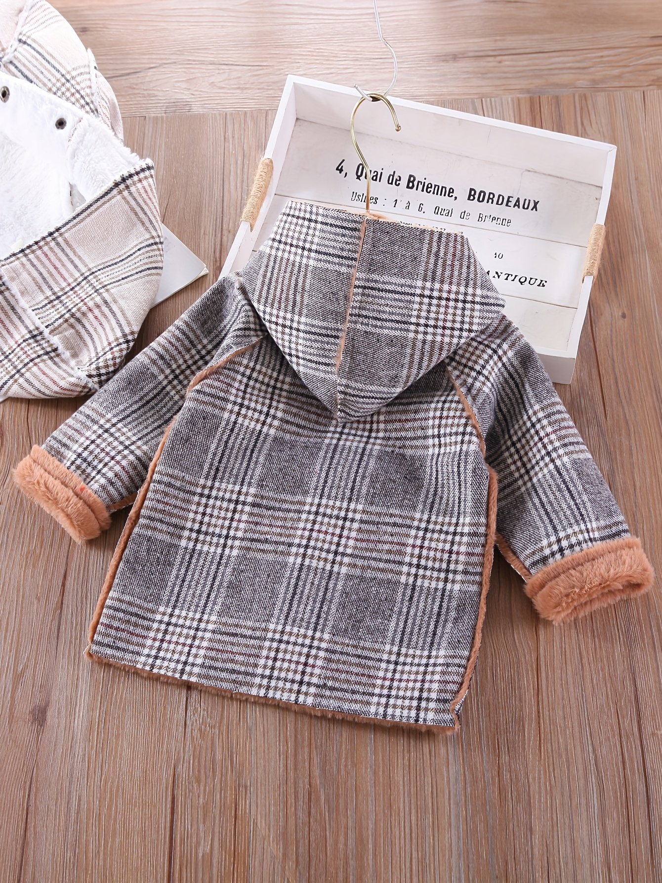 ג'קט משבצות לחורף: חמימות וסטייל מושלם לנסיך הקטן שלך! – תמונה 2