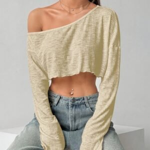 إطلالة ساحرة: توب قصير بكتف مكشوف وتصميم غير متماثل