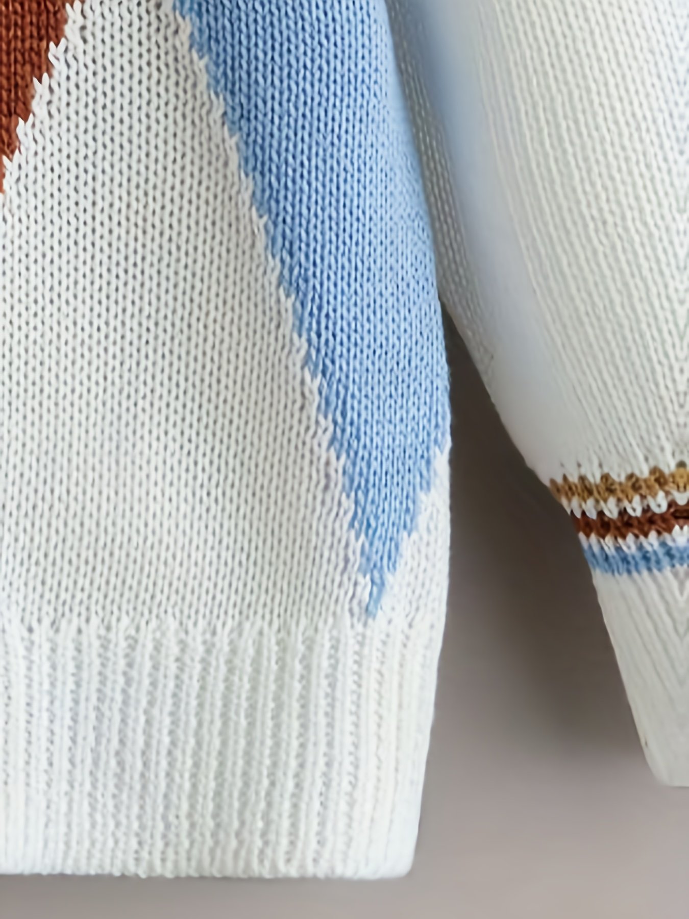 האירו את קטנטניכם בנגיעה עכשווית: סוודר בנים בדוגמת בלוקים צבעוניים! – תמונה 5