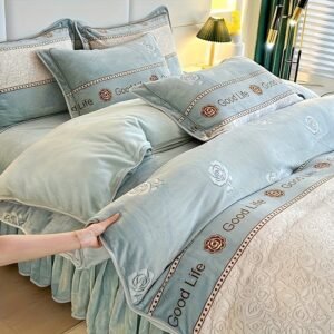 أحضان الدفء الفاخر: طقم سرير مخملي مزدوج الوجه بتصميم الكشكشة