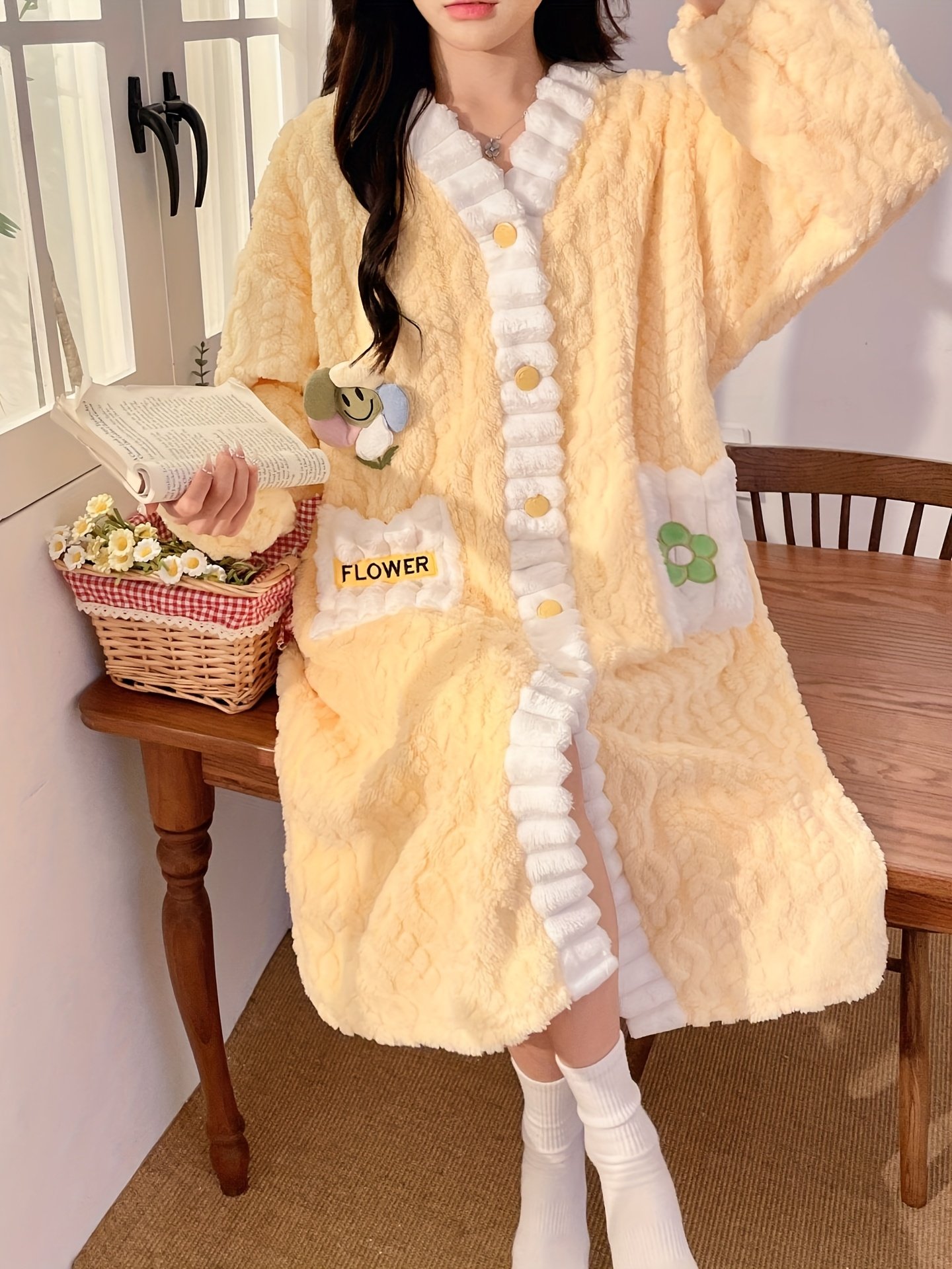 אלגנטיות של חמימות: חלוק שינה חורפי עם הדפס חמניות זוהר – תמונה 10