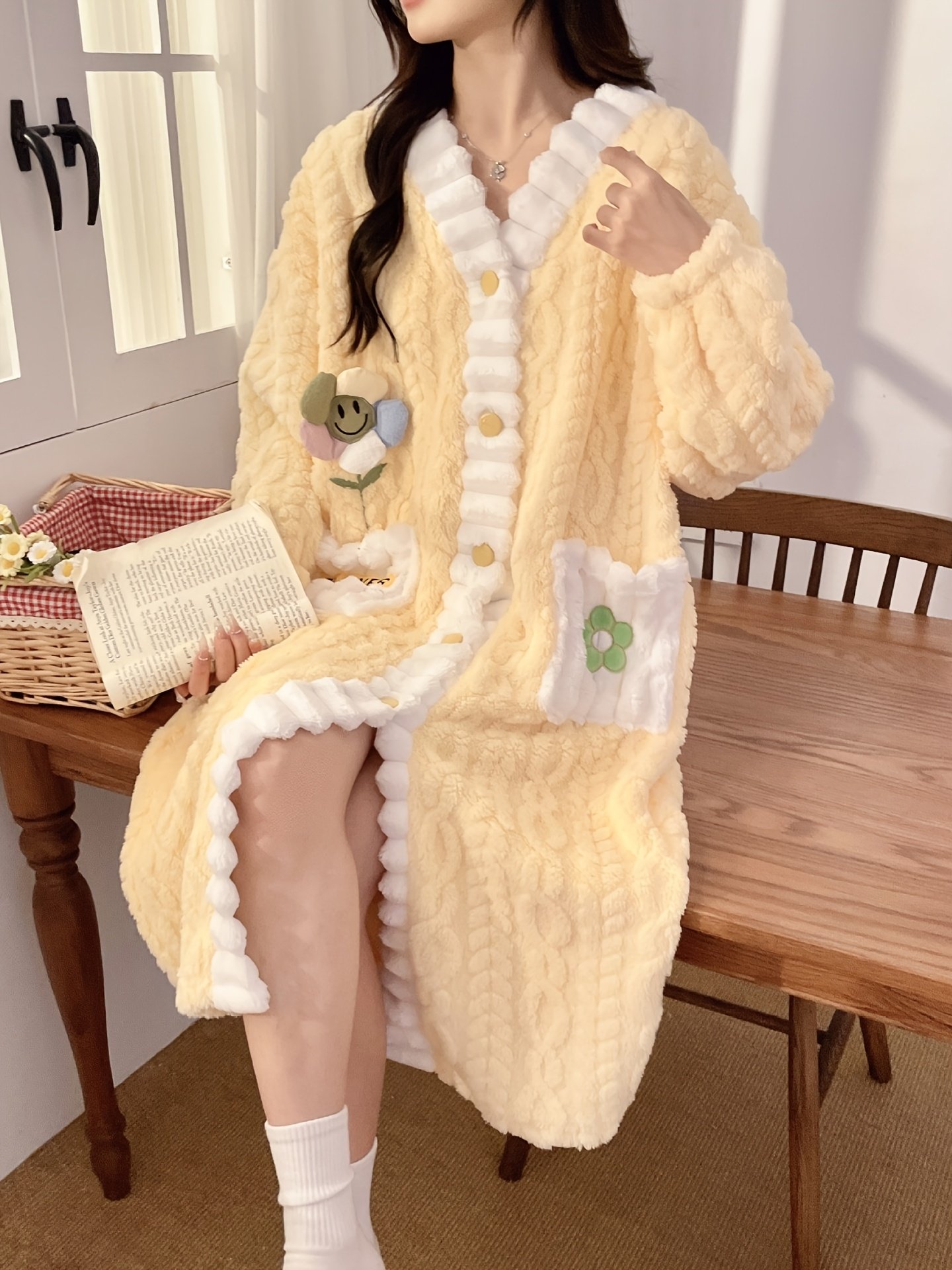 אלגנטיות של חמימות: חלוק שינה חורפי עם הדפס חמניות זוהר – תמונה 2