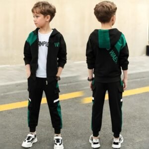 انطلق بأناقة: طقم الأولاد الرياضي العصري للربيع والخريف!