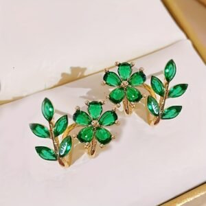 أقراط سحر الغابة: الزمرد الأخضر والأزهار المتفتحة