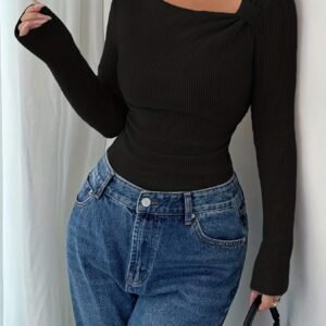 أناقة متفردة لموسم الدفء: بلوزة العنق الملتف الأنيقة