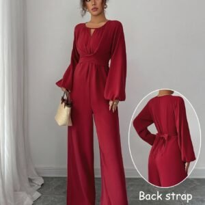 إطلالة متكاملة: جمبسوت أحمر أنيق بقصة واسعة وتفاصيل ساحرة