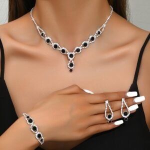 طقم البريق الملكي: ثلاث قطع لأناقة لا تُنسى