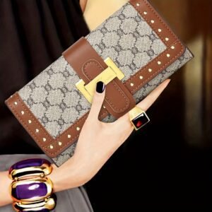 محفظة الأناقة الكلاسيكية: سعة لا تُضاهى وتصميم آسر!