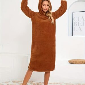 رفاهية الدفء والأناقة: فستان النوم المخملي بقلنسوة وأذنين!