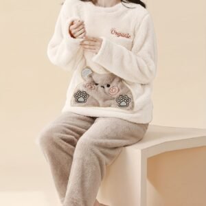 ملاذكِ الدافئ: بيجاما الدب البني، حيث يلتقي الأناقة بالراحة!