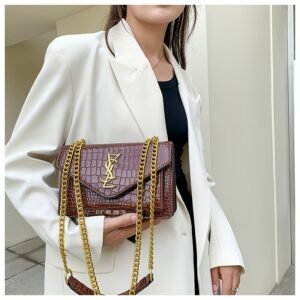 حقيبة الأناقة الفاخرة: كل تفصيلة تحكي قصة تألقكِ.