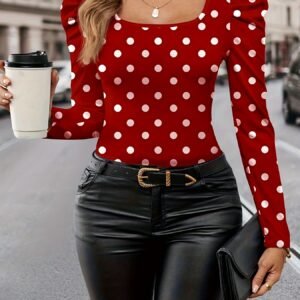 تألقي بلمسة عصرية: بلوزة الياقة المربعة والأكمام المطوية!