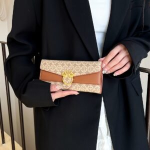 كلتش الأناقة الهندسية: رفيقة سهراتك بلمسة فنية!