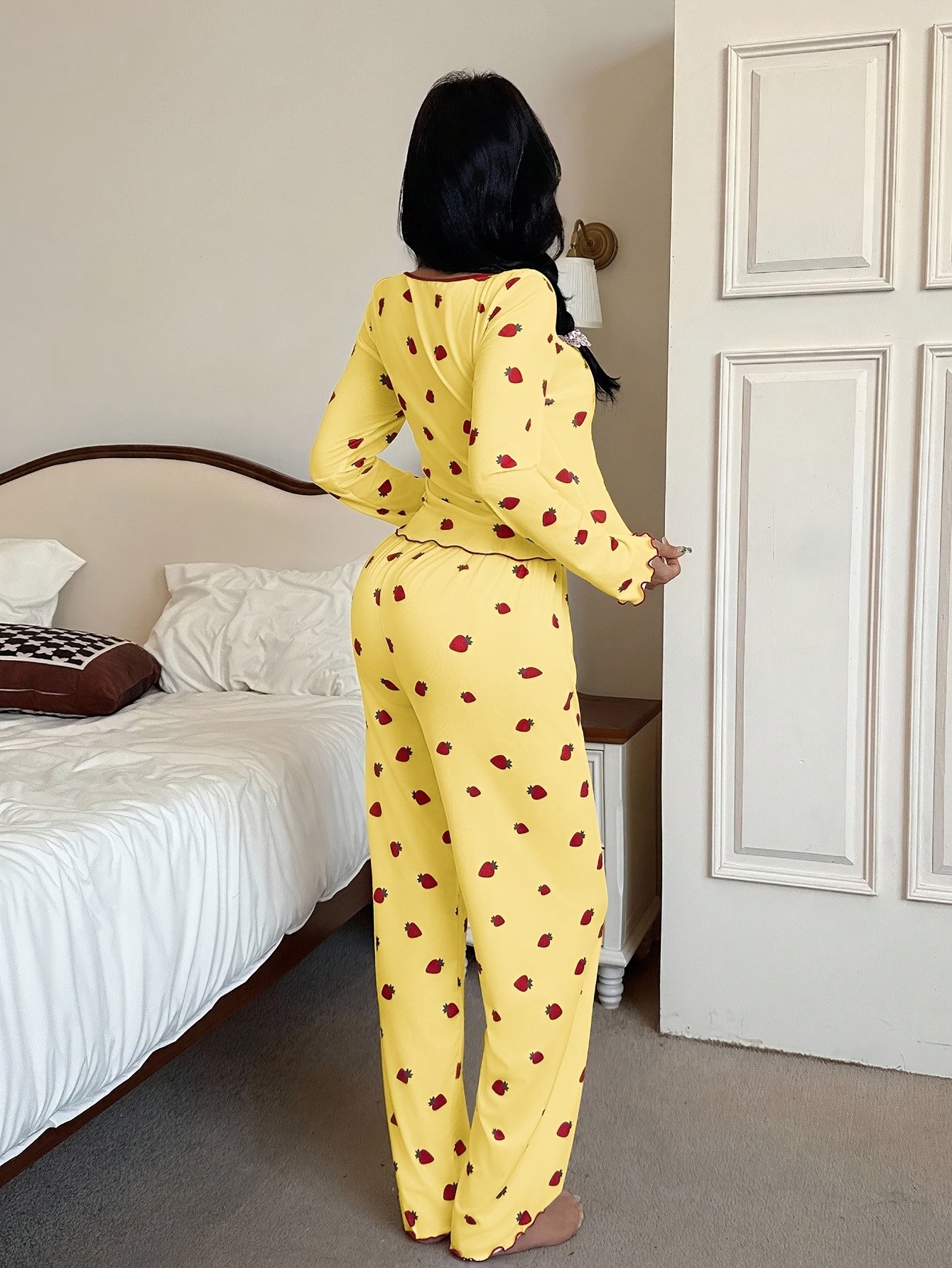 נוחות יוקרתית בנגיעה אלגנטית: סט פיג'מת התותים החדש! – תמונה 2