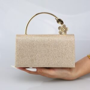 رفيقة الأناقة: حقيبة يد بلون الشمبانيا الفاخر