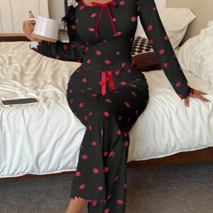 طقم بيجاما الفراولة والفيونكة: أناقة وراحة لا مثيل لها