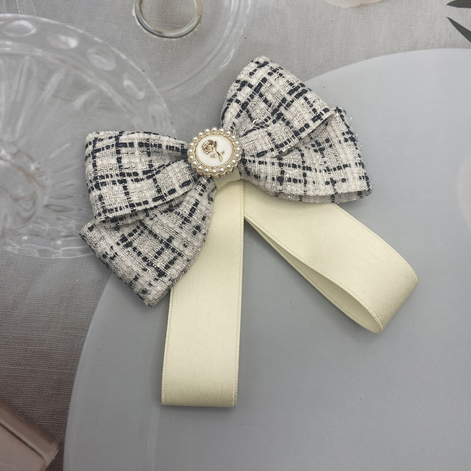 تألقي بلمسة فريدة: ربطة عنق كاروهات أنيقة لموسم الأناقة - الصورة 5