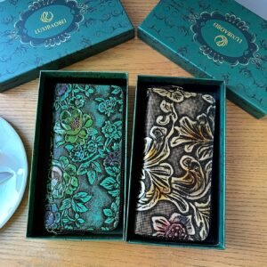 محفظة الزمن الجميل: لمسة من الفخامة العتيقة بنقوش زهرية آسرة