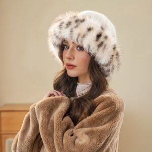 הבריקי בחום ובסטייל: כובע חורף קטיפתי בהדפס נמר!