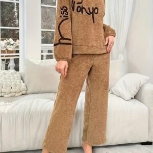 أحضان الدفء والأناقة: طقم بيجاما شتوي فاخر للنساء