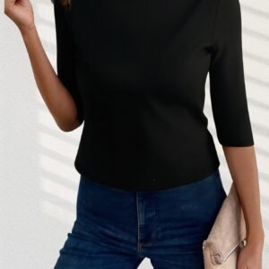 تيشيرت الأناقة العصرية: قصة نحيفة، ياقة متباينة