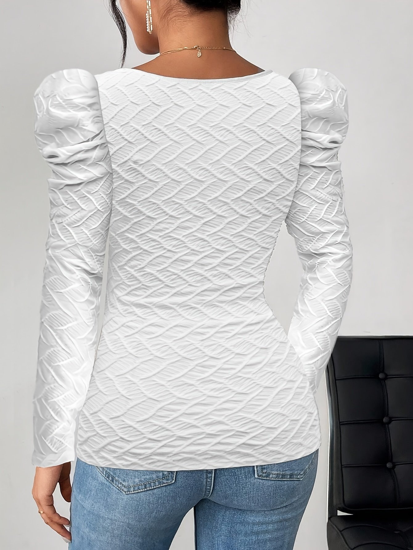 تيشيرت الأناقة المطلقة: لمسة رقي لربيعك وخريفك - الصورة 2