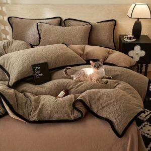 دفء مخملي لا يقاوم: طقم ملايات الحليب الفاخر لليالٍ حالمة!