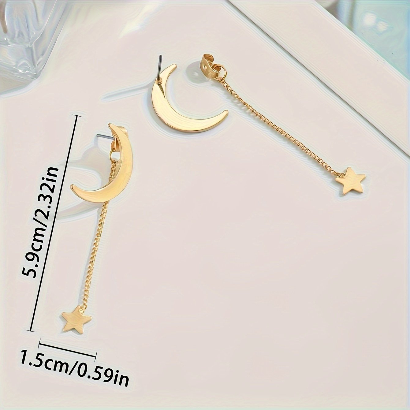 أقراط النجوم والقمر: سحر سماوي بإطلالات متعددة! - الصورة 4