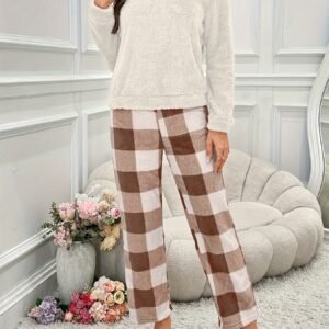 ليالٍ دافئة بلمسة أناقة: طقم البيجامة المخملي الفاخر