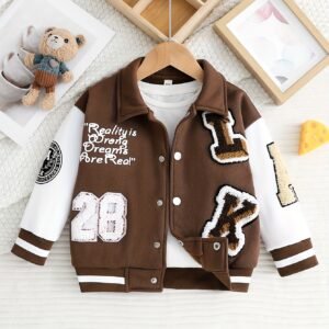 أناقة الدفء: جاكيت الحروف العصرية لفتيانكم!