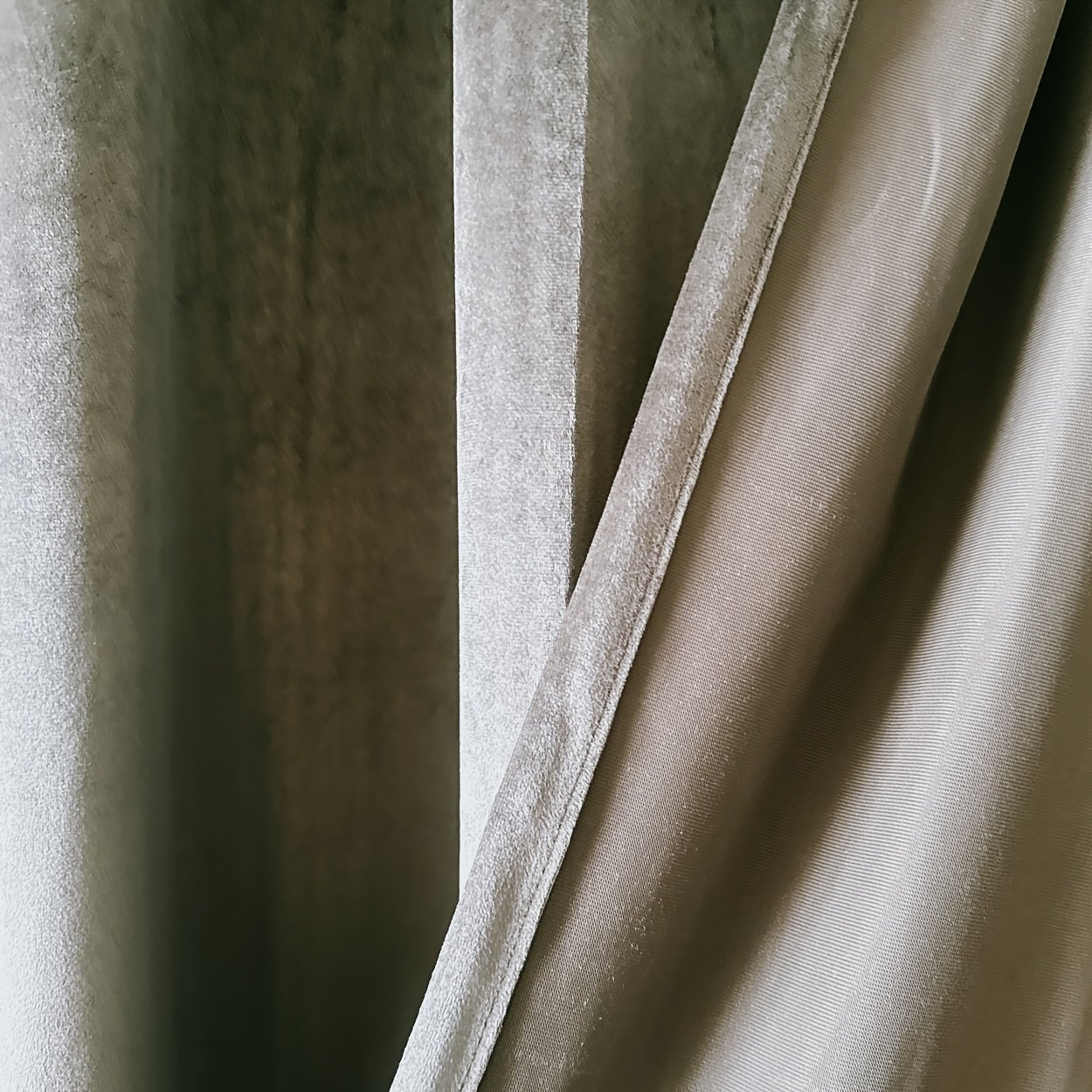 וילונות קטיפה יוקרתיים מבריקים: אלגנטיות רב-גונית לכל פינה – תמונה 3