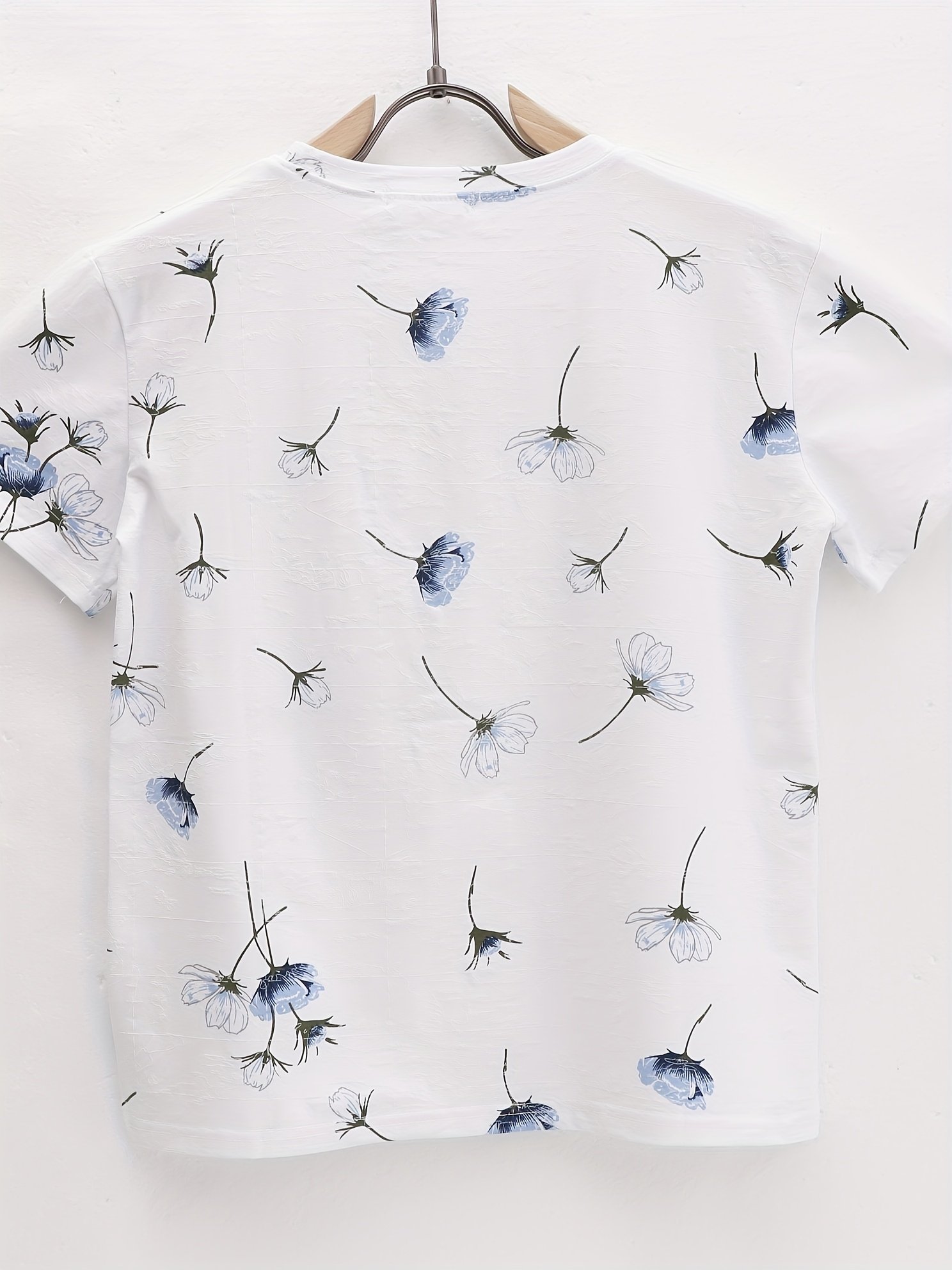 قميص الزهور البيضاء: حيث تلتقي الأناقة بالراحة الصيفية! - الصورة 2