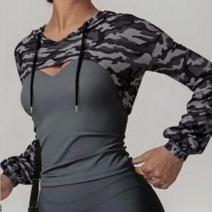 أطلقي طاقتك بأناقة: تيشيرت اليوغا الرياضي المموه بغطاء رأس!