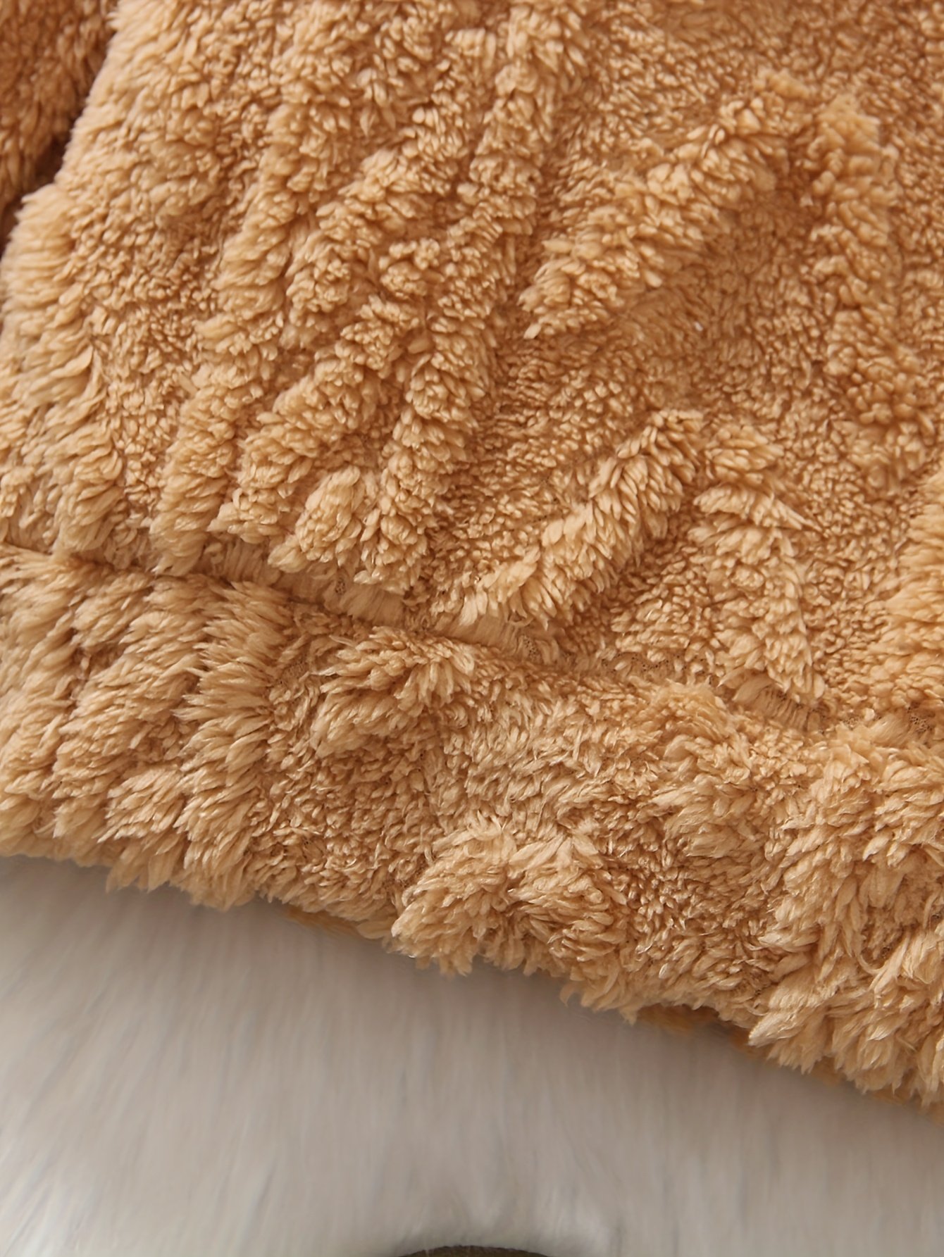 הרפתקאות חמות וסטייל בלתי פוסק: סווטשירט קפוצ'ון קטיפה לבנים! – תמונה 4