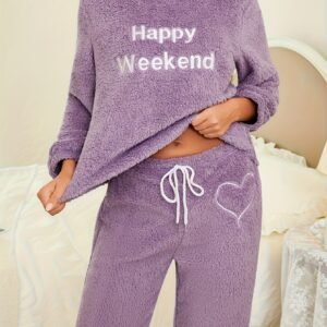 دفء وأناقة تتجسد: طقم الشتاء المخملي الفاخر