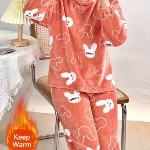دفء وأناقة بلمسة مرحة: طقم بيجامة الخريف والشتاء المثالي!