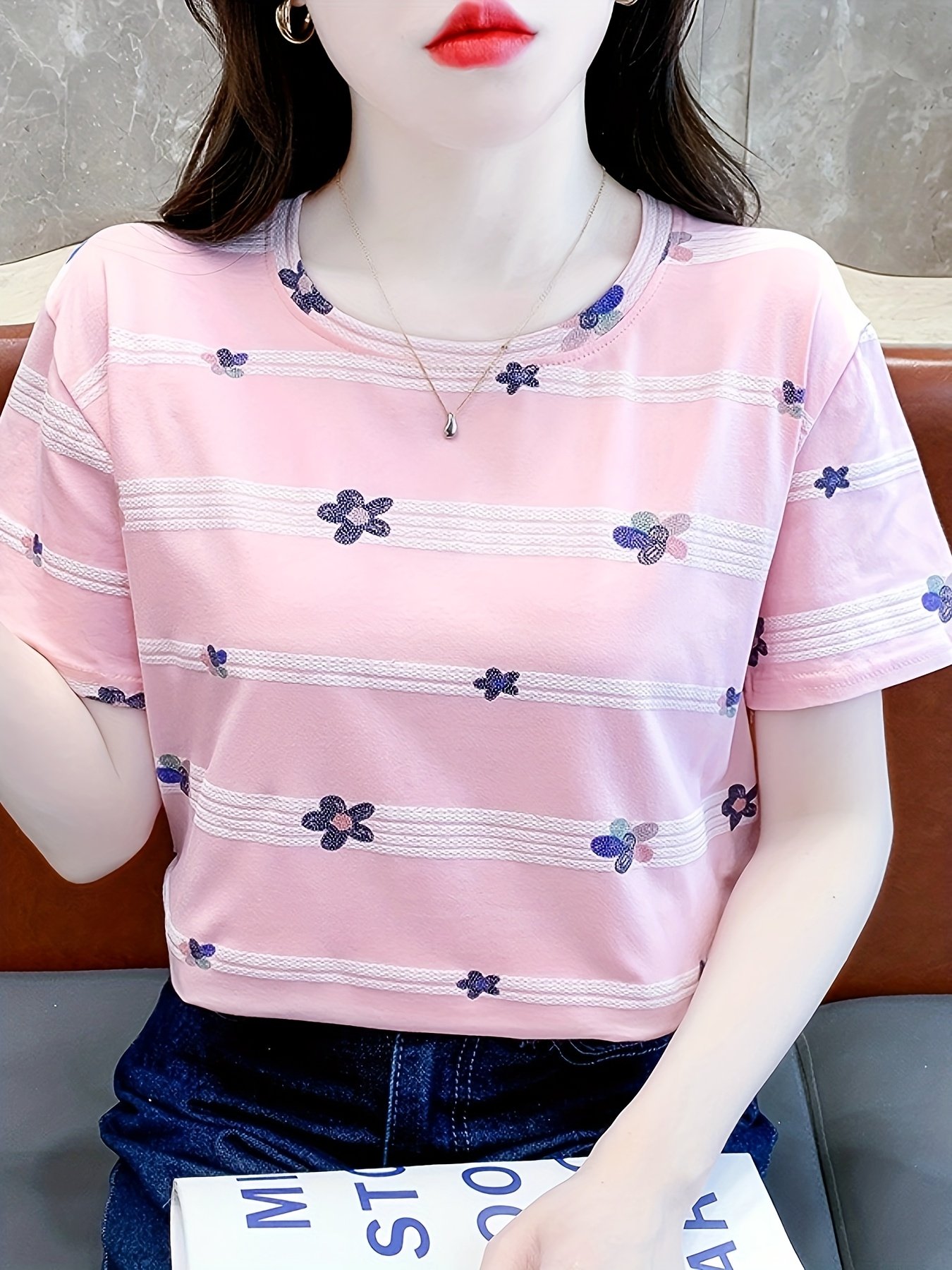 إشراقة الصيف الوردي: تيشيرت نسائي بطبعة زهور عصرية ومقاس مريح - الصورة 6