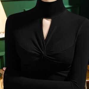 دفء وأناقة لا تضاهى: بلوزة الرقبة العالية لموسم الشتاء