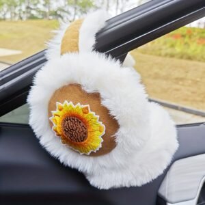 أناقة الشتاء ودفء عباد الشمس: واقيات أذن مطرزة لمغامراتك!