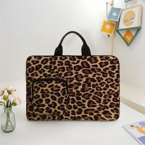 أناقةٌ وجرأةٌ في كل خطوة: حقيبة اللابتوب بنقشة الفهد العصرية!