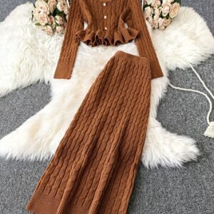 جاذبية الشتاء: طقم الكنزة والتنورة الأنيق