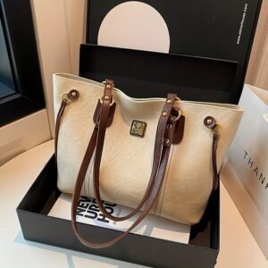 حقيبة الأناقة الراقية: لمسة ذهبية تليق بكل امرأة عصرية!