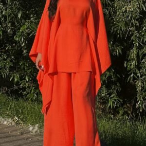 أناقة عصرية براحة استثنائية: طقم الخصر المحدد والأكمام الخفاش