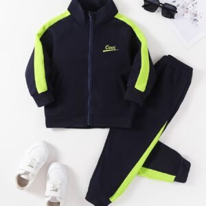 طقم الأبطال: أناقة الدفء وحرية الحركة لطفلك!