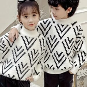 دفء وأناقة لا تضاهى: سويتر الأطفال المحبوك لمواسم البرد!