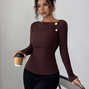 جاذبية لا تقاوم: قميصكِ الأنيق بأزرار